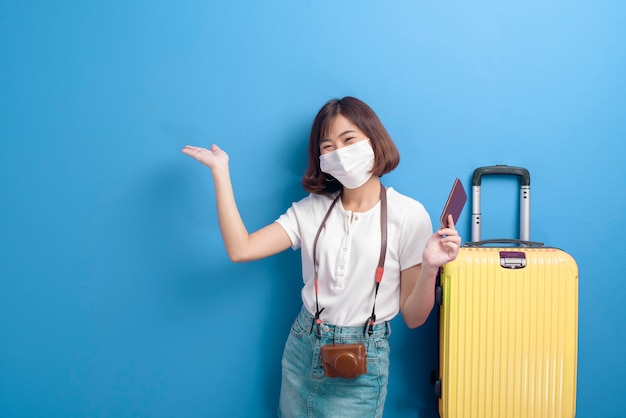 Un retrato de mujer joven viajero con mascarilla