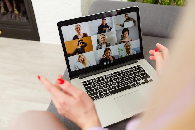 Retrato, de, mujer joven, video chat, con, amigos