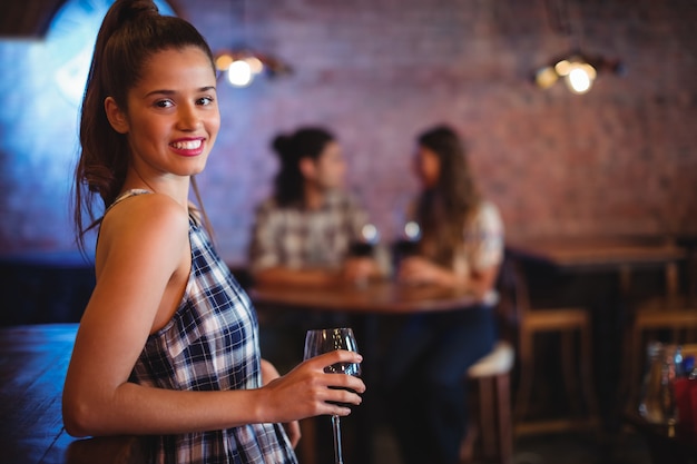 Foto retrato de mujer joven con vino tinto