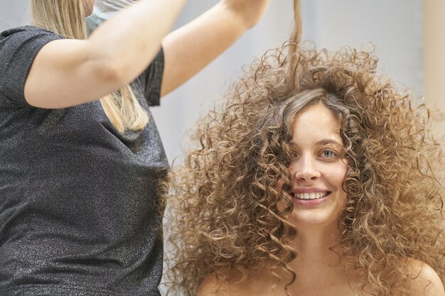 Foto retrato de una mujer joven