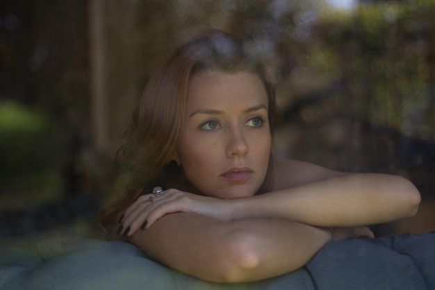 Foto retrato de una mujer joven