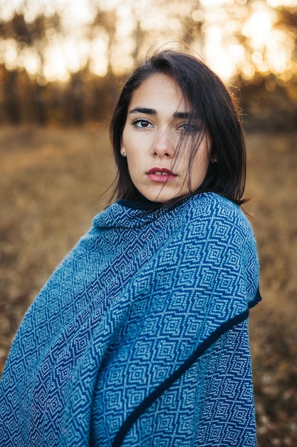 Foto retrato de una mujer joven