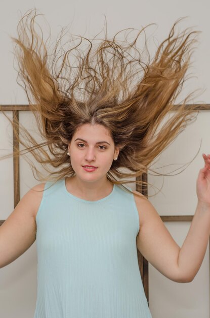 Foto retrato de una mujer joven