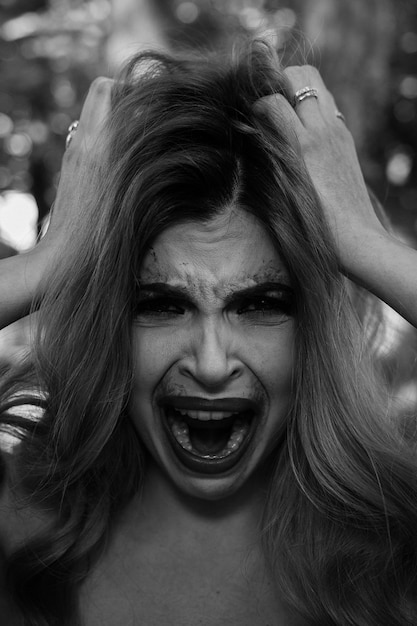 Foto retrato de una mujer joven