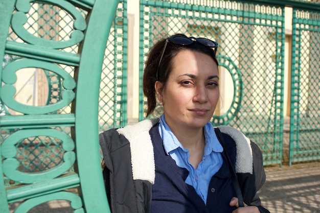 Foto retrato de una mujer joven