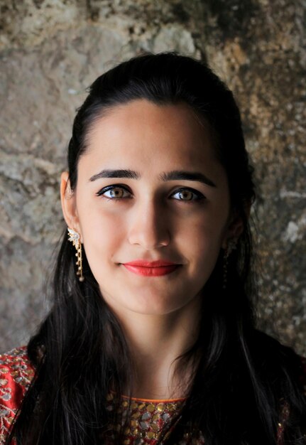 Foto retrato de una mujer joven