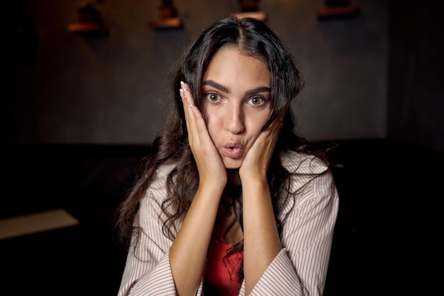 Foto retrato de una mujer joven