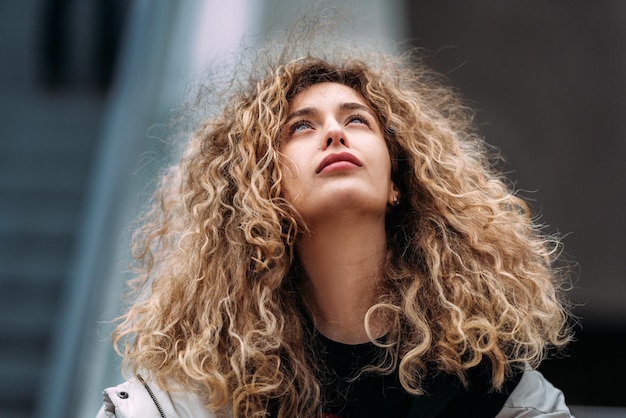 Foto retrato de una mujer joven