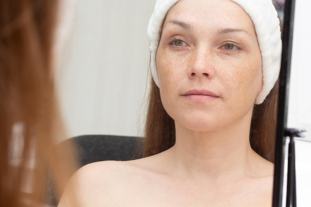 Foto retrato de una mujer joven