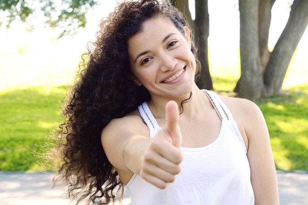 Foto retrato de mujer joven