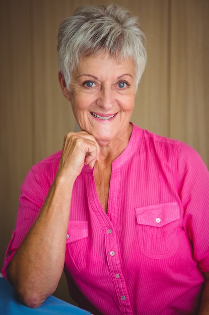 Retrato de una mujer jubilada sonriente