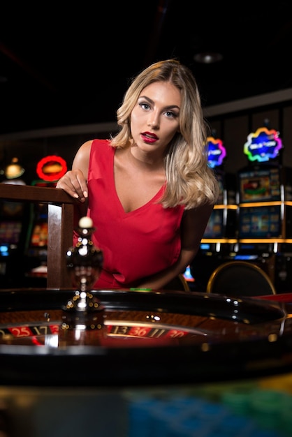 retrato, de, un, mujer, juego, ruleta, en, casino