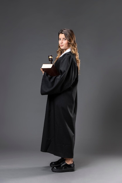 Foto retrato mujer juez