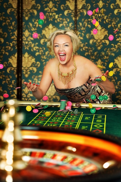 Foto retrato de una mujer jugando a la ruleta en un casino