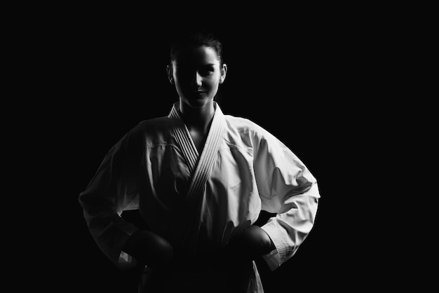 retrato, de, un, mujer, en, kimono, fondo negro