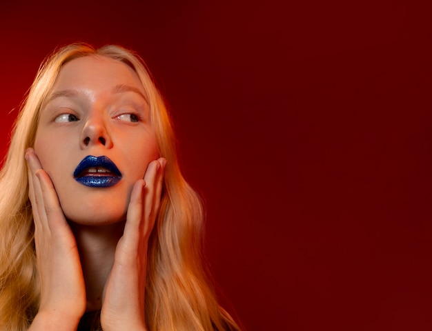 Foto retrato de una mujer con labios azules brillantes