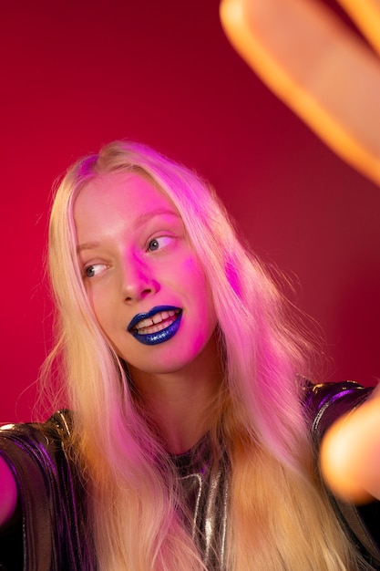 Foto retrato de una mujer con labios azules brillantes