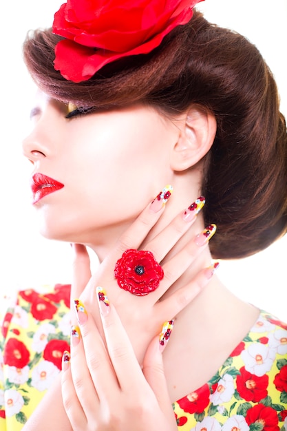 Retrato de una mujer con labios rojos