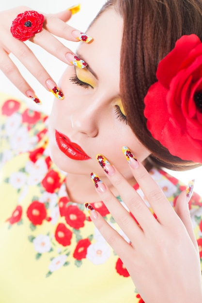 Retrato de una mujer con labios rojos