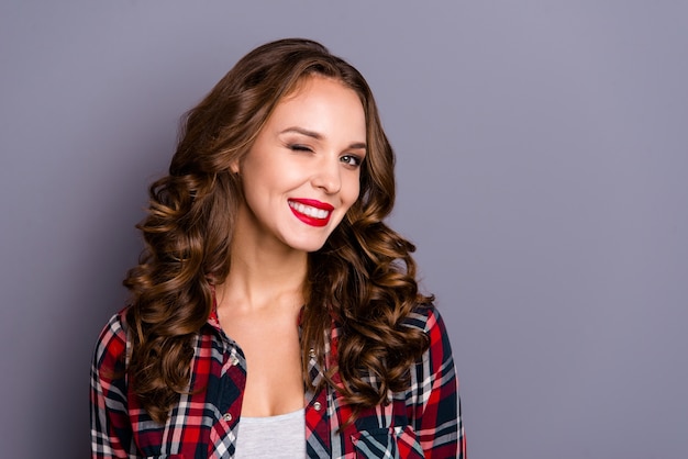 retrato mujer con labios rojos