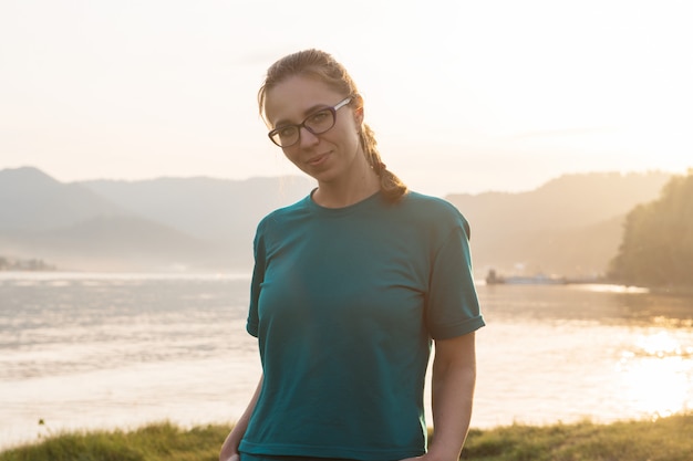 Retrato de mujer en el lago Teletskoye