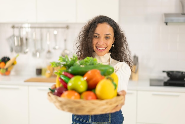 Retrato mujer latina en la cocina