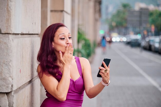 Retrato de una mujer latina en el concepto de moda de la ciudad