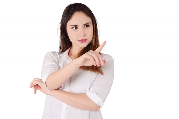 Retrato de la mujer latina joven en un estudio.