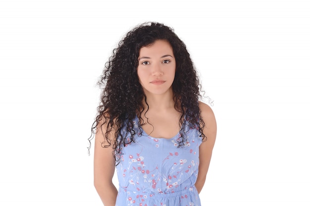 Retrato de la mujer latina joven en un estudio.