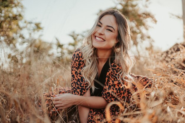 Retrato de mujer latina rubia joven hermosa al aire libre. El pelo se desarrolla con el viento. Concepto de moda.