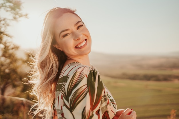 Retrato de mujer latina rubia joven hermosa al aire libre. El pelo se desarrolla con el viento. Concepto de moda.