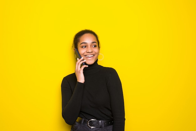 Retrato de una mujer latina sonriente hablando por teléfono móvil