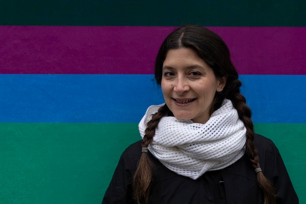 Retrato de mujer latinoamericana con cabello trenzado