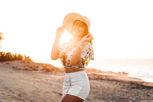 Foto retrato de mujer latinoamericana con ropa de verano al atardecer