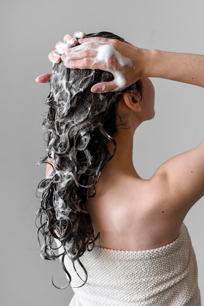 Retrato mujer lavarse el cabello