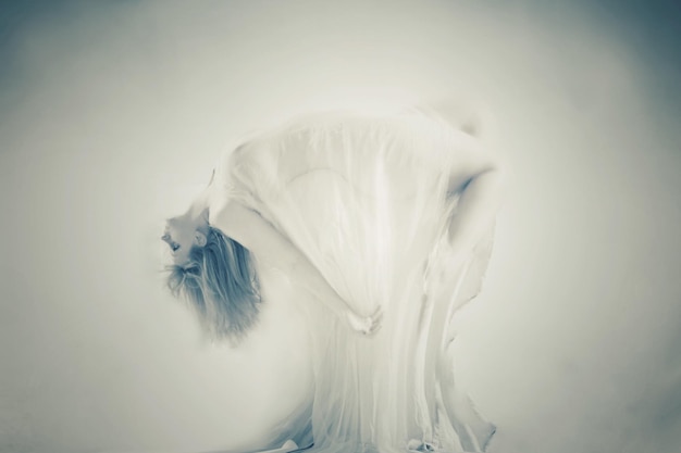 Retrato de una mujer levitando