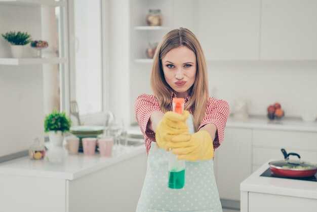 retrato mujer limpiando la casa