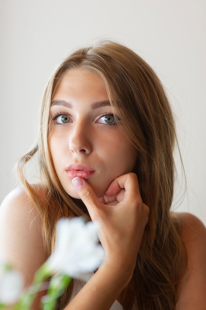 Retrato de mujer linda. Chica rubia con pelo largo y rizado y maquillaje. tierna niña.