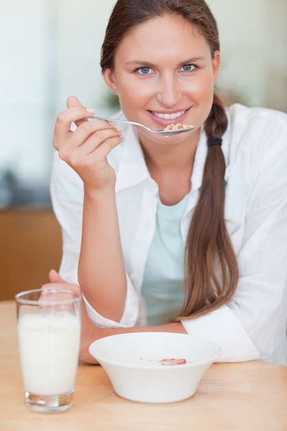 Foto retrato de una mujer linda desayunando