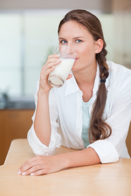 Retrato de una mujer linda leche de consumo