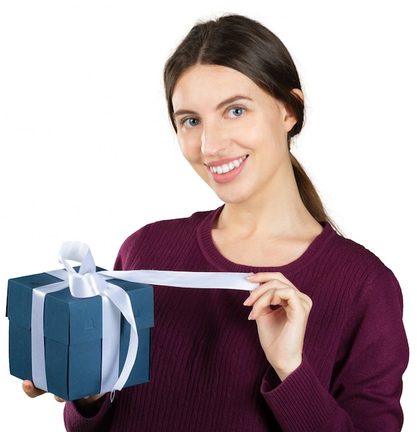 Foto retrato de una mujer linda sonriente y caja de regalo