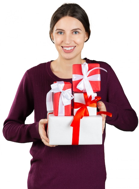 Retrato de una mujer linda sonriente y caja de regalo