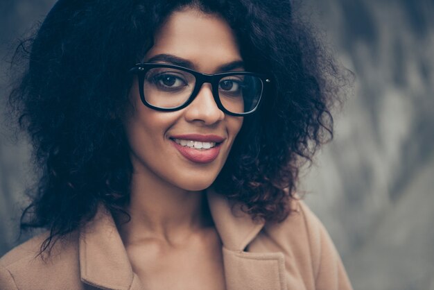 Retrato, mujer, llevando gafas, y, sombrero