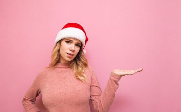 retrato, mujer, llevando, gorro de santa