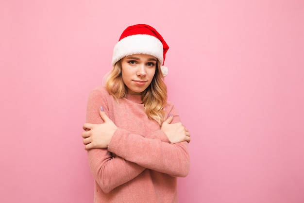 retrato, mujer, llevando, gorro de santa