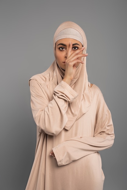 Foto retrato, de, mujer, llevando, hijab, aislado