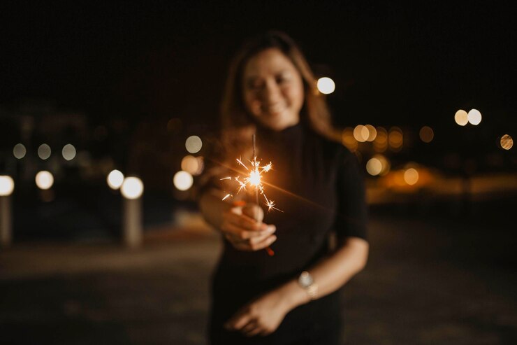 Foto retrato de una mujer con luces de cuerda iluminadas por la noche