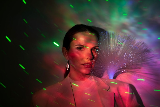 Retrato de una mujer con luces iluminadas