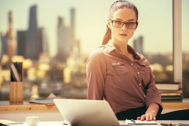 Retrato de mujer en el lugar de trabajo