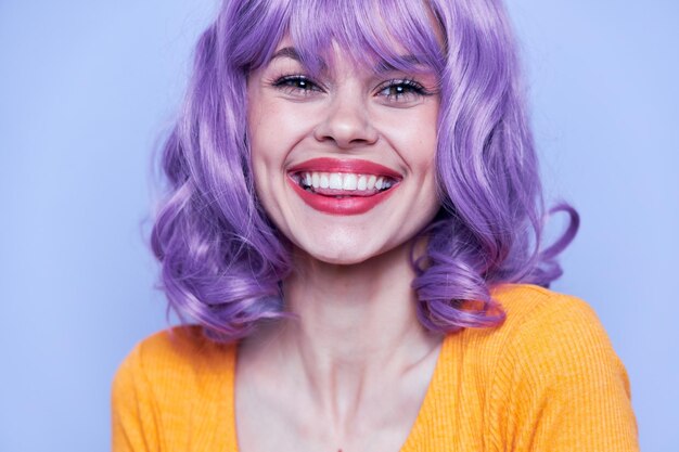 Un retrato de una mujer lujosa y feliz con un peinado a la moda.